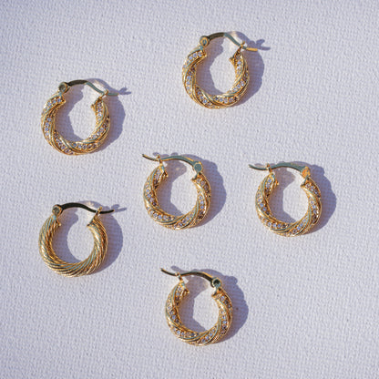Créoles rondes torsadées en laiton plaqué or 18k et zirconium de 17 x 3 mm ( la paire )