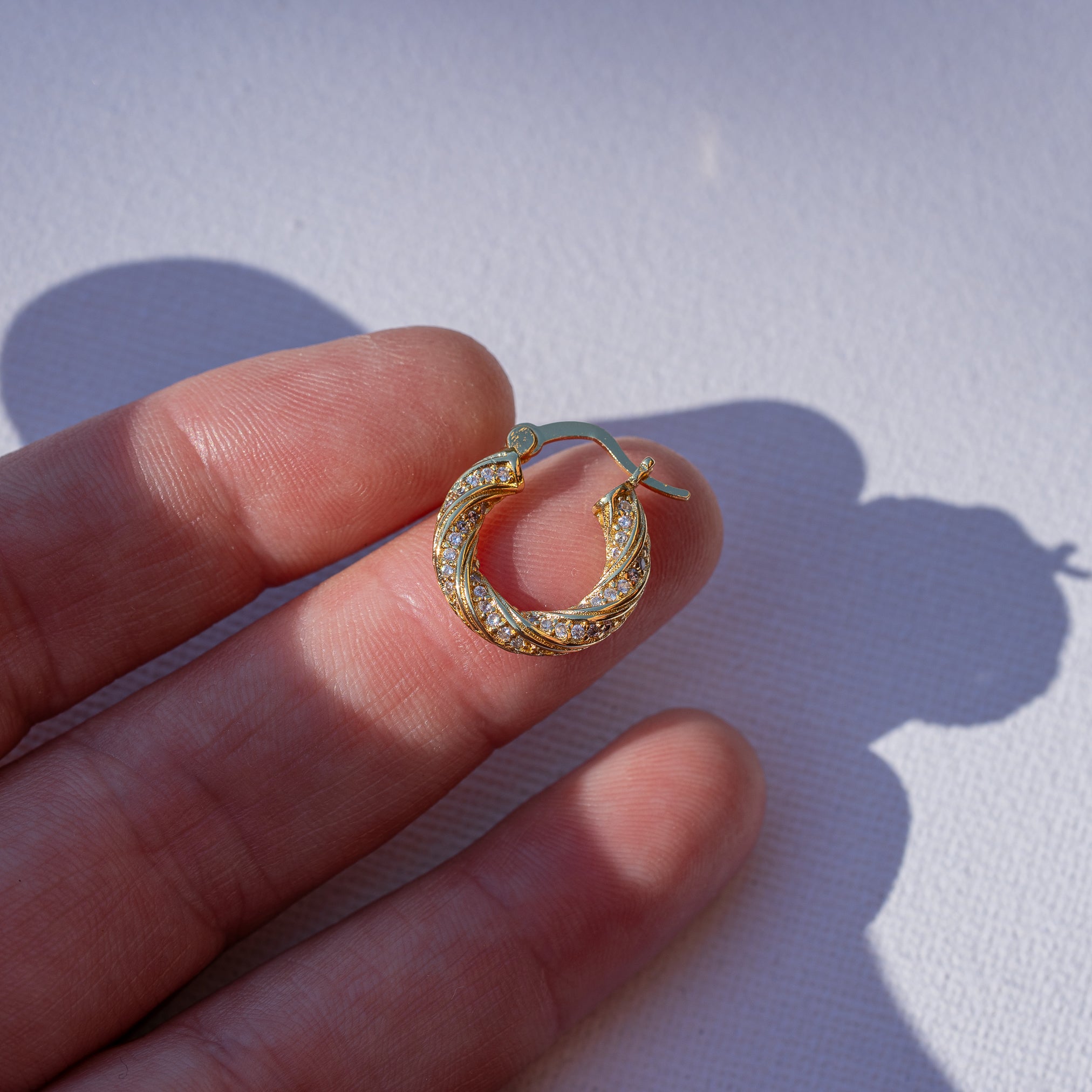 Créoles rondes torsadées en laiton plaqué or 18k et zirconium de 17 x 3 mm ( la paire )