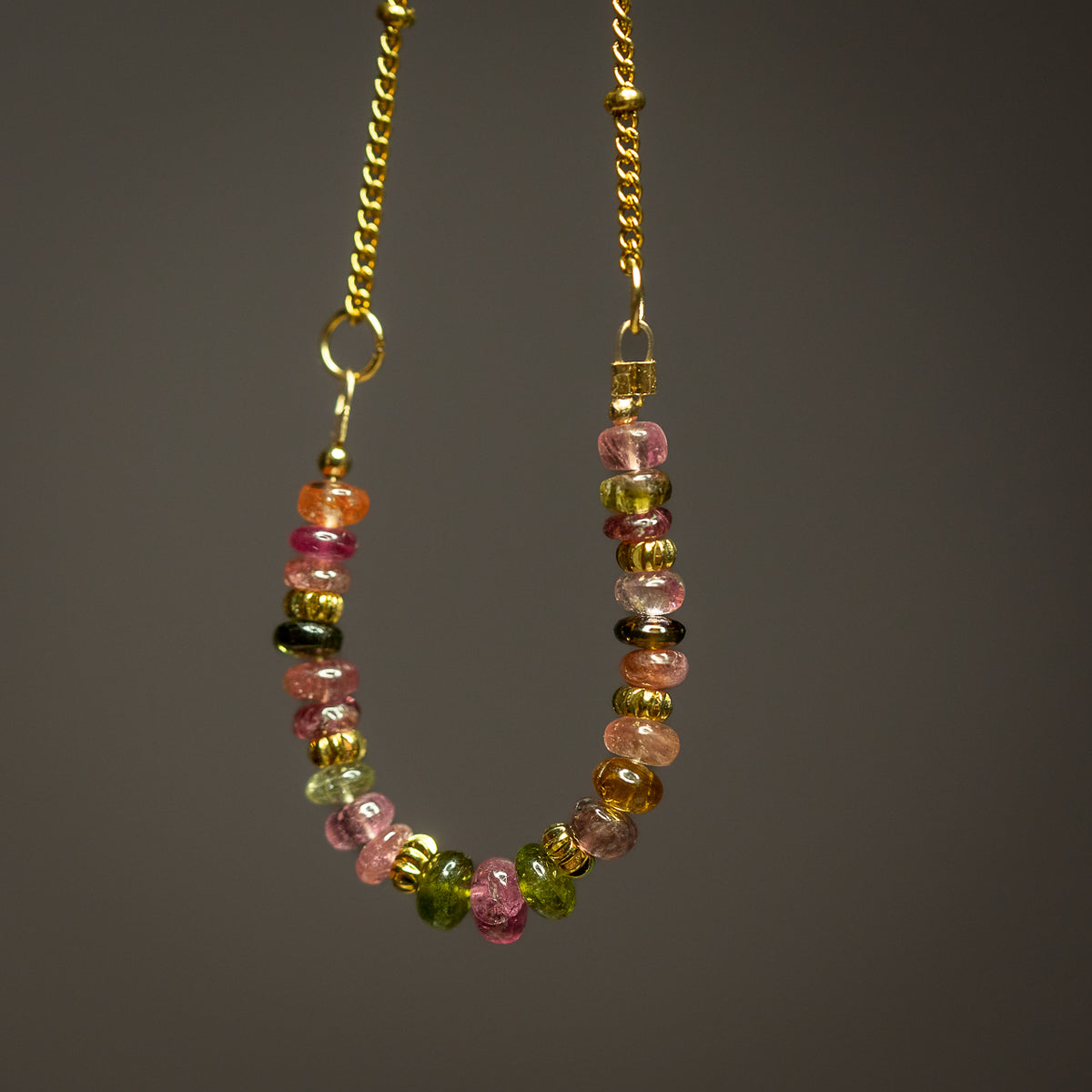 Chaine fine avec boules en acier inoxydable plaqué or 18k ( au mètre )
