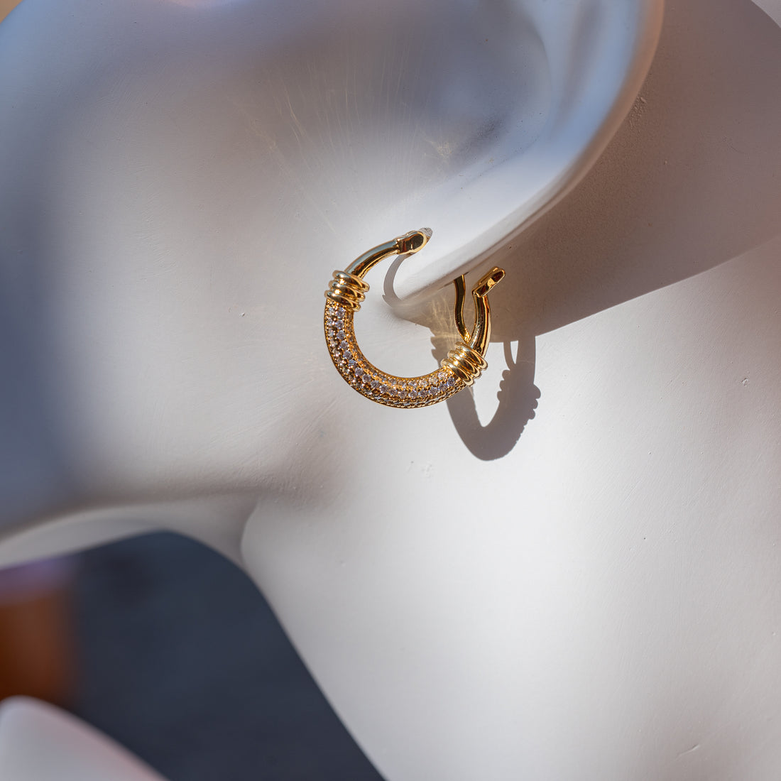 Créoles rondes en laiton plaqué or 18k et zirconium de 22 x 3,5 mm ( la paire )