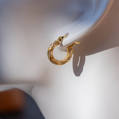 Créoles rondes torsadées en laiton plaqué or 18k et zirconium de 17 x 3 mm ( la paire )