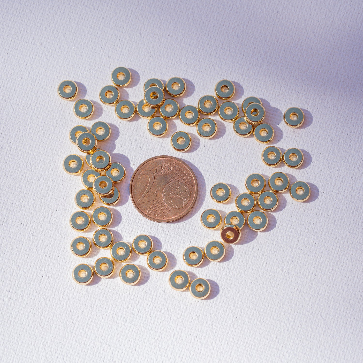 Perles rondelles plates lisses en acier inoxydable plaqué or 18k de 6 x 2 mm ( lot de 4 )