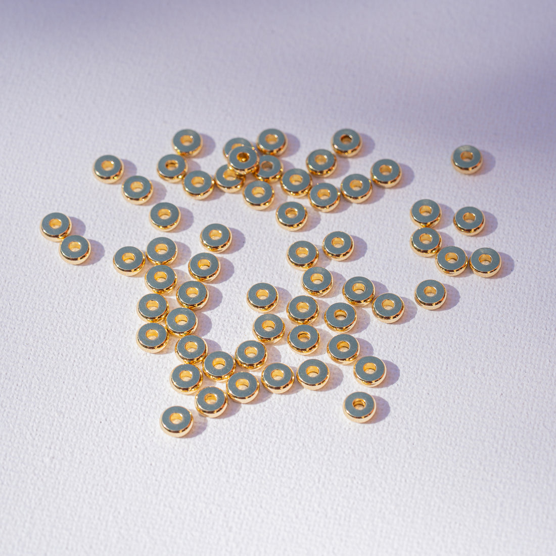 Perles rondelles plates lisses en acier inoxydable plaqué or 18k de 6 x 2 mm ( lot de 4 )