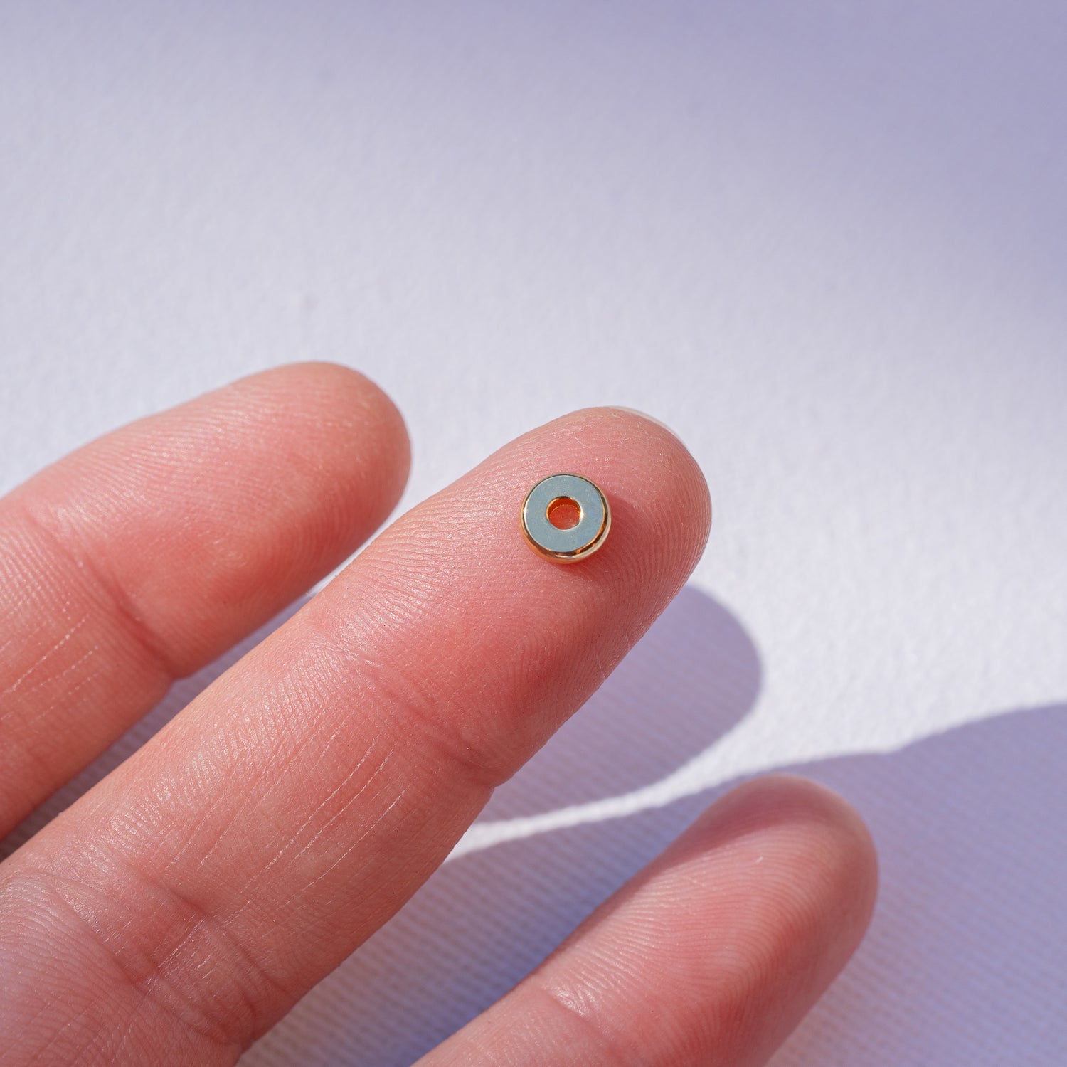 Perles rondelles plates lisses en acier inoxydable plaqué or 18k de 6 x 2 mm ( lot de 4 )