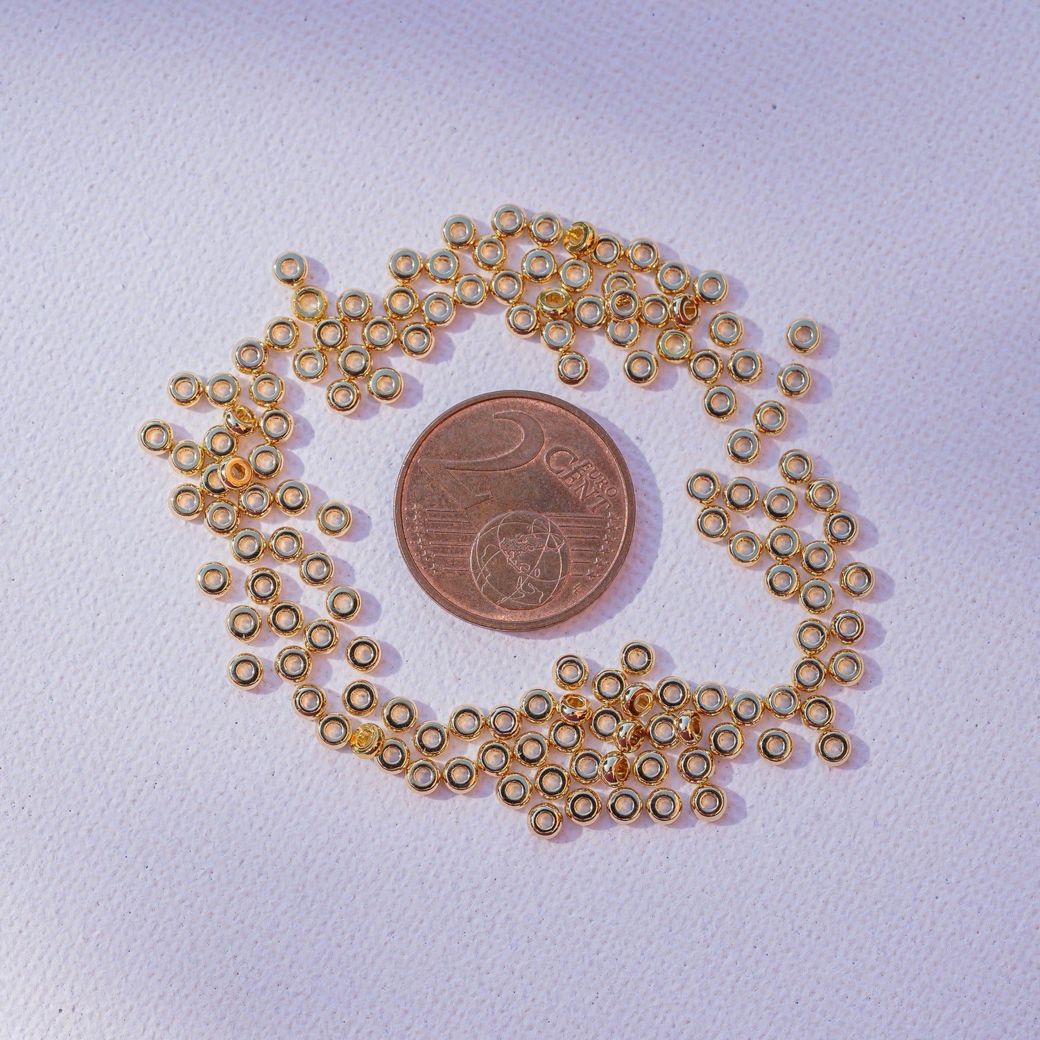 Perles rondelles plates lisses en laiton plaqué or 18k de 3 x 1,5 mm ( lot de 10 )