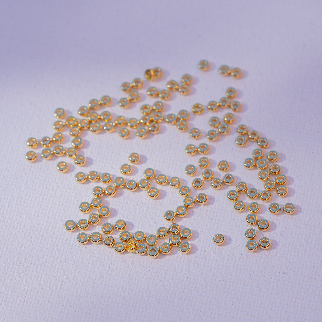 Perles rondelles plates lisses en laiton plaqué or 18k de 3 x 1,5 mm ( lot de 10 )