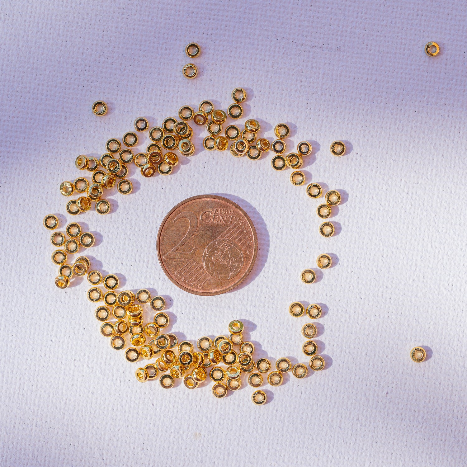 Perles rondelles plates lisses en laiton plaqué or 24k de 2,7 x 1,3 mm ( lot de 10 )