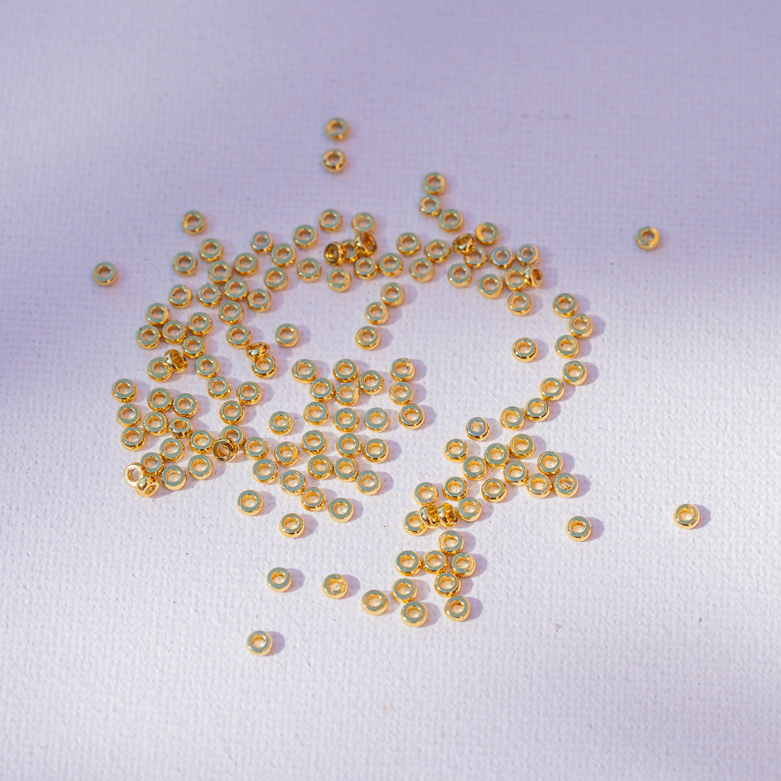 Perles rondelles plates lisses en laiton plaqué or 24k de 2,7 x 1,3 mm ( lot de 10 )