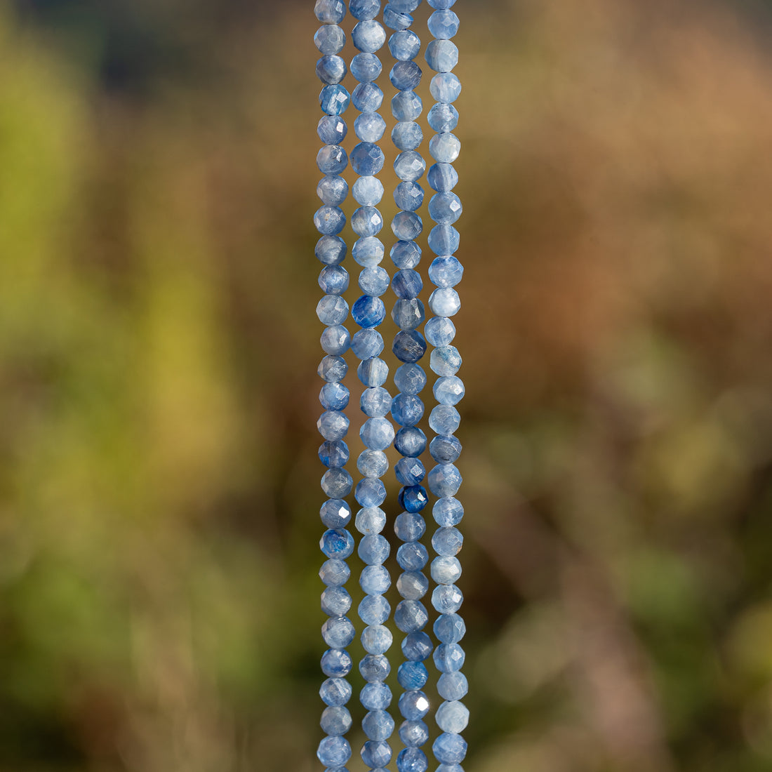 Perles rondes facettes de Cyanite bleue de 4 mm ( 1/2 rang de env 54 perles )