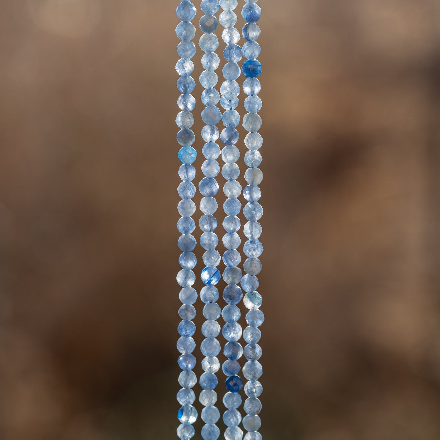 Perles rondes facettes de Cyanite bleue de 4 mm ( 1/2 rang de env 54 perles )