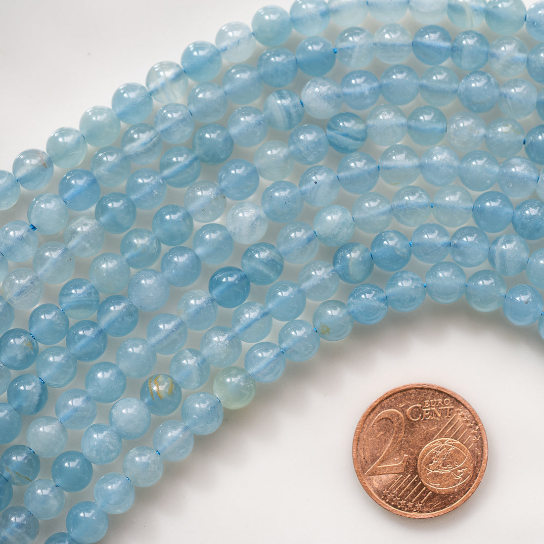 Perles rondes lisses de calcite bleue de 5 mm ( 1/2 rang de env 35 perles )