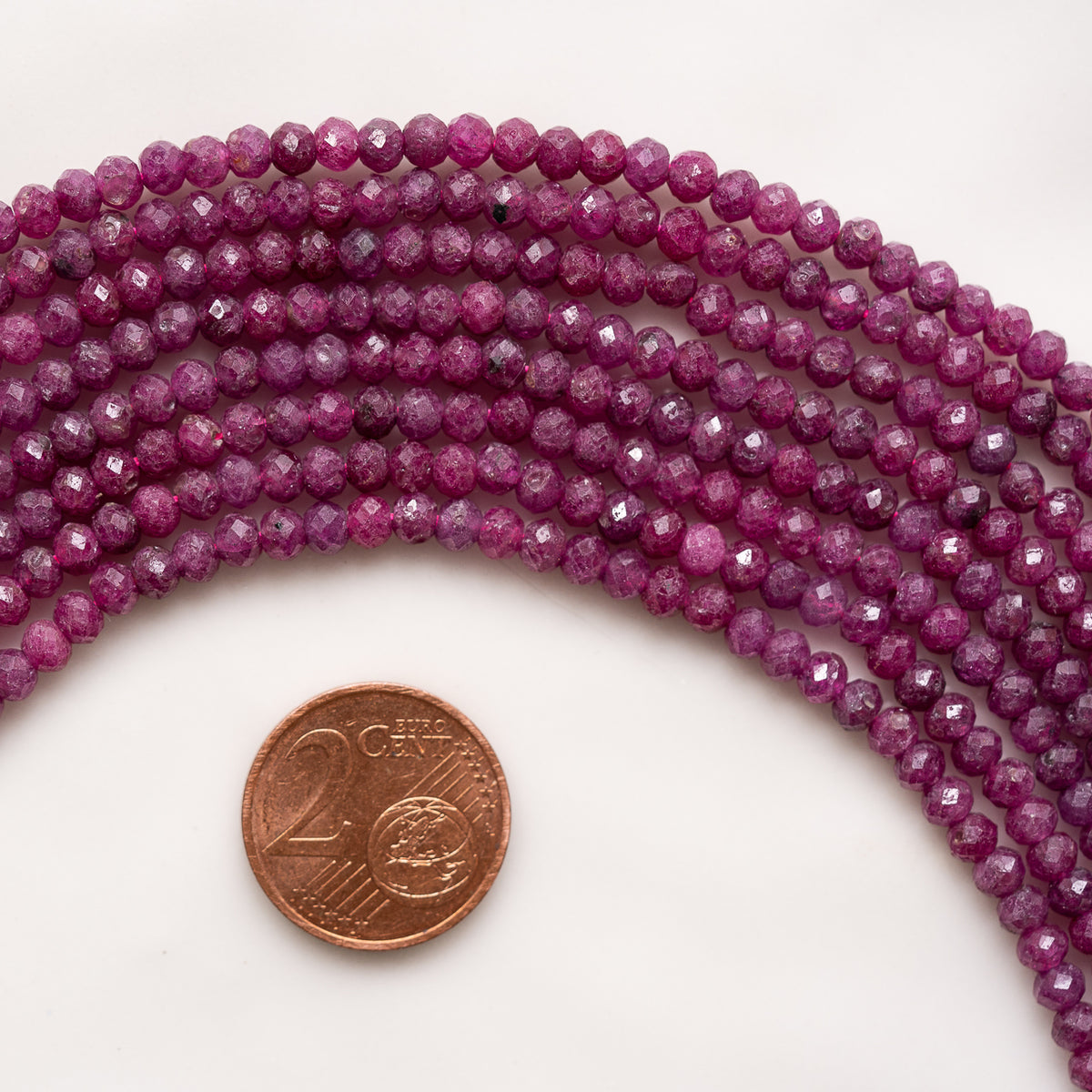Perles rondelles facettes de Rubis de 3,8 mm ( 1/2 rang de env 68 perles )