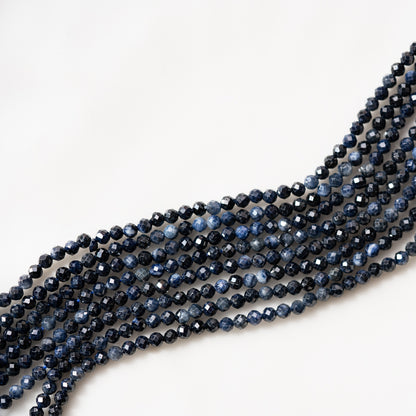 Perles rondes facettes de Saphir bleu foncé de 3,4 mm ( 1/2 rang de env 58 perles )