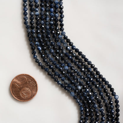 Perles rondes facettes de Saphir bleu foncé de 3,4 mm ( 1/2 rang de env 58 perles )