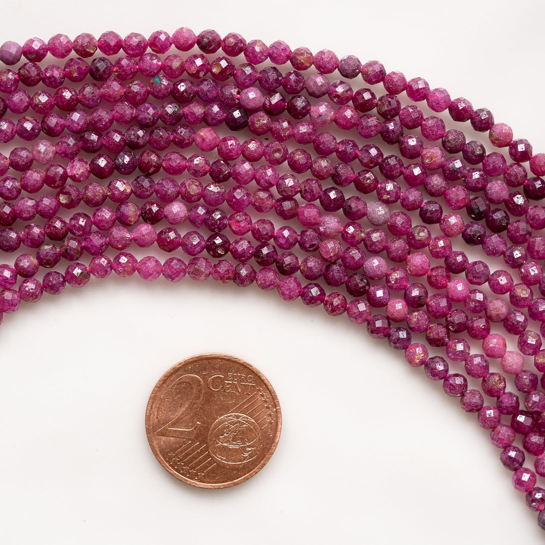 Perles rondes facettes de Rubis de 3 mm ( rang de env 126 perles )