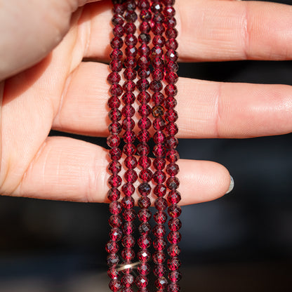 Perles rondes facettes de Grenat almandin de 3,5/3,8 mm ( rang ou 1/2 rang )