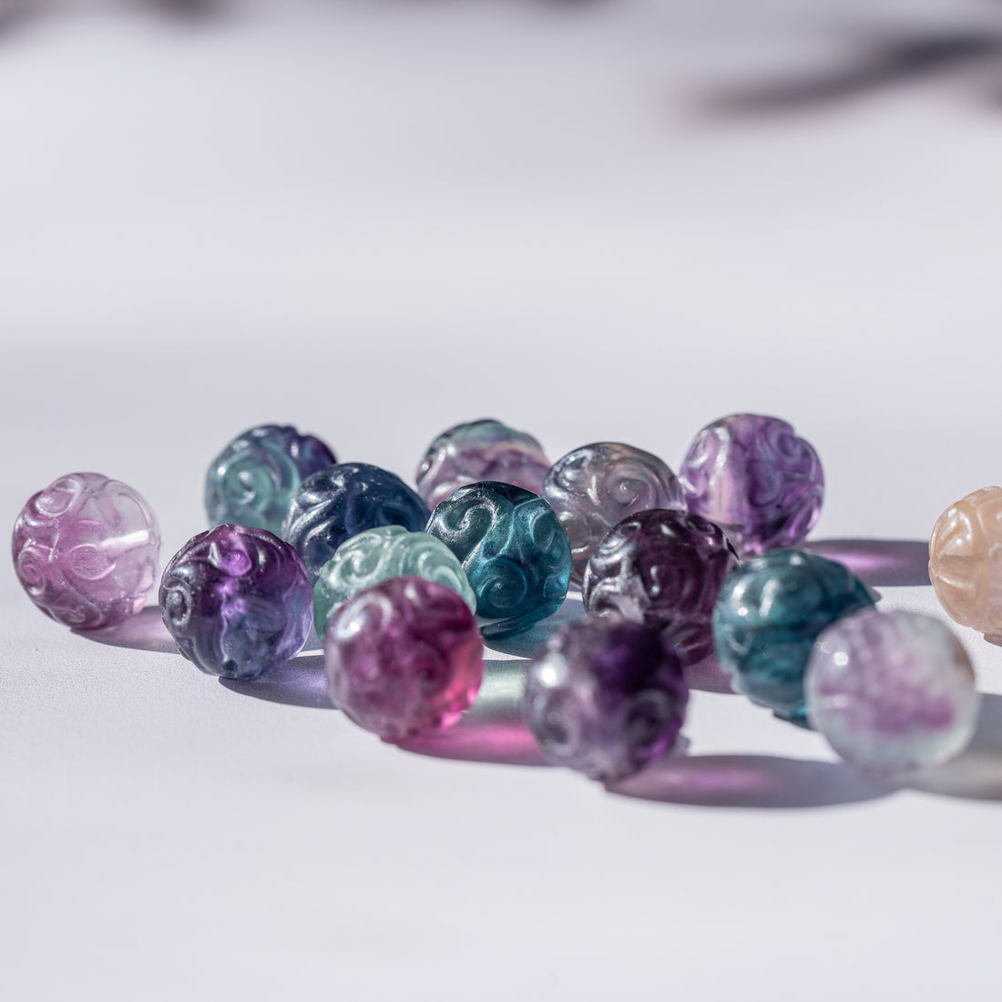 Perles rondes sculptées en Fluorite multicolore de 13 mm ( à l&