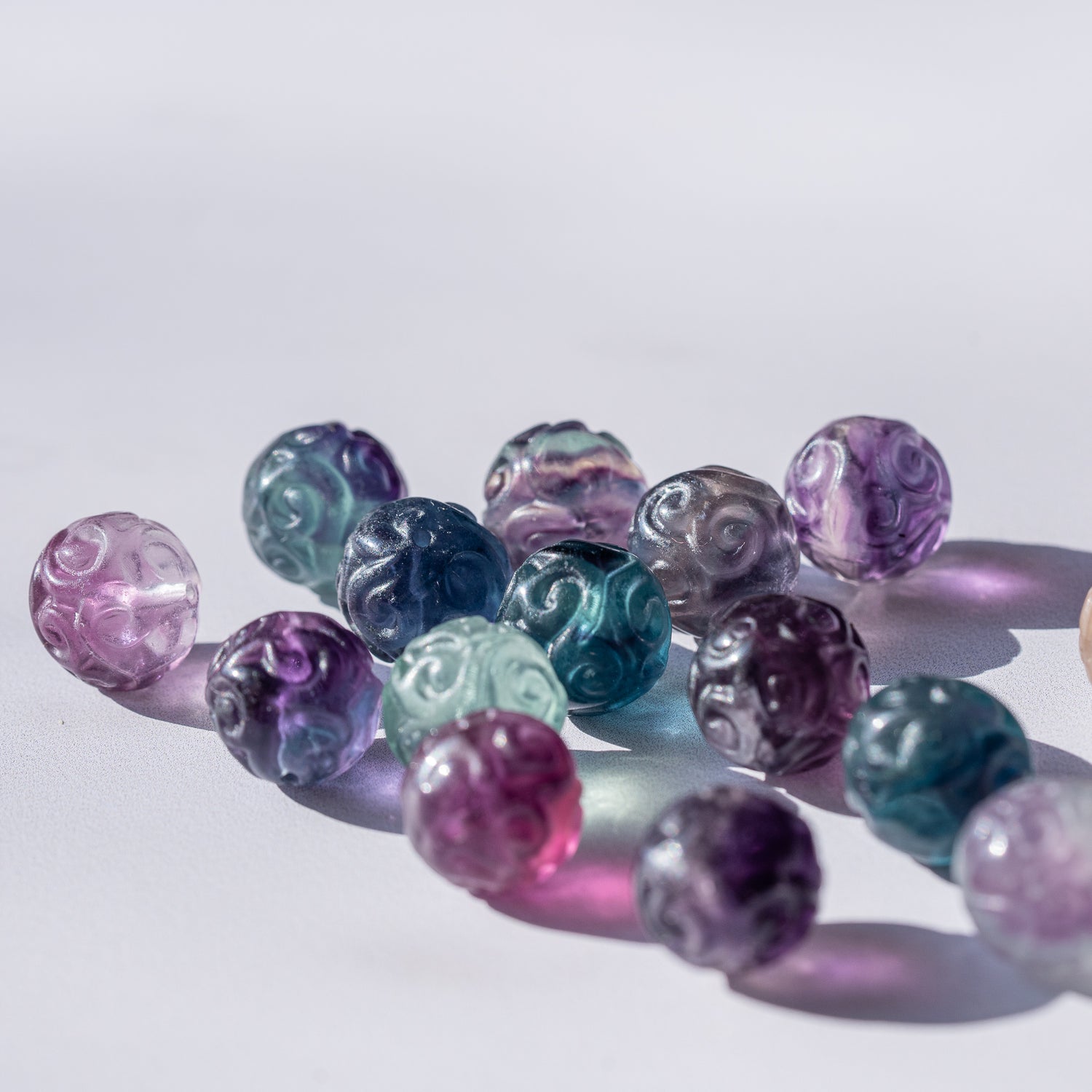 Perles rondes sculptées en Fluorite multicolore de 13 mm ( à l&