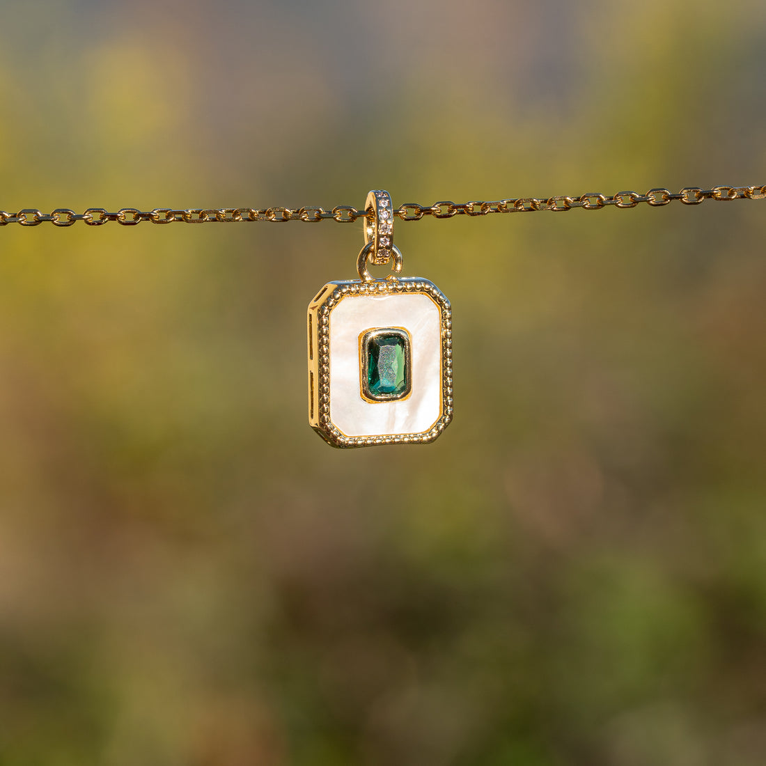Breloques rectangle en nacre, laiton plaqué or 18k et zirconium vert de 16 mm ( à l&