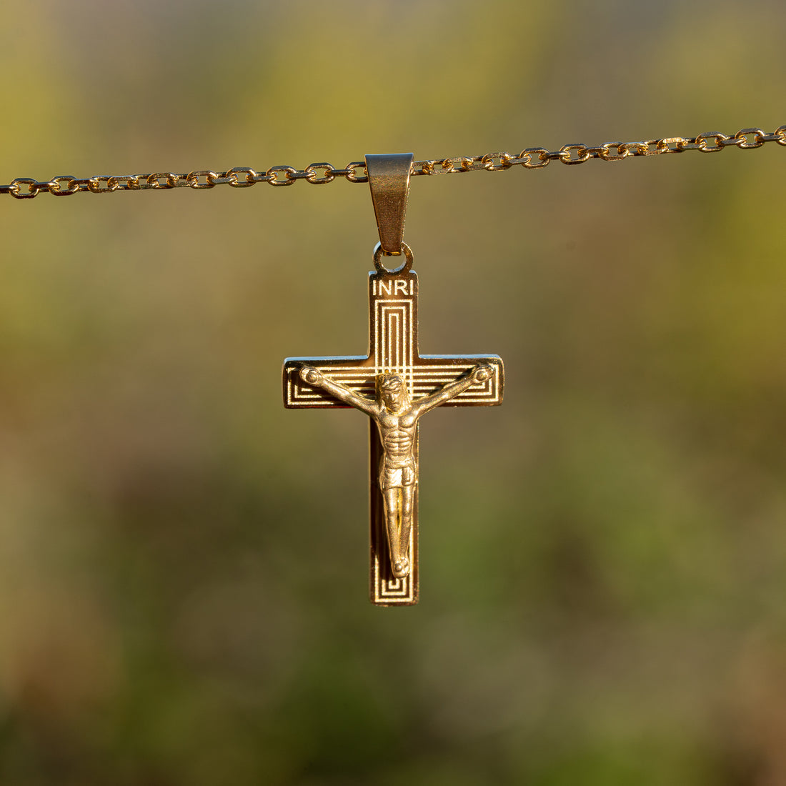Breloques crucifix en acier inoxydable doré de 30 mm ( à l&