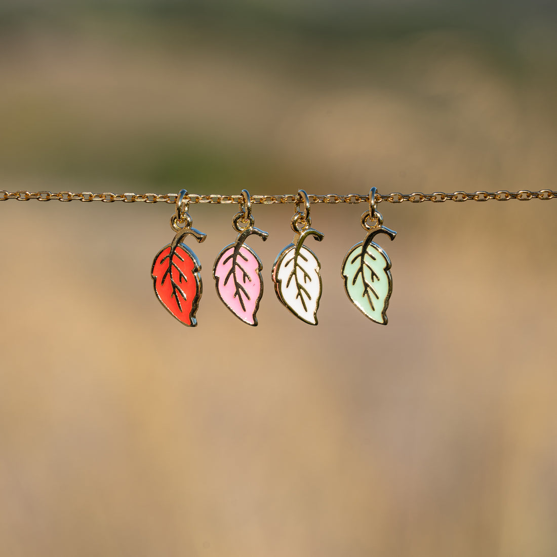 Breloques feuilles émaillées en laiton plaqué or 18k et zirconium de 17,5 mm couleur au choix ( à l&