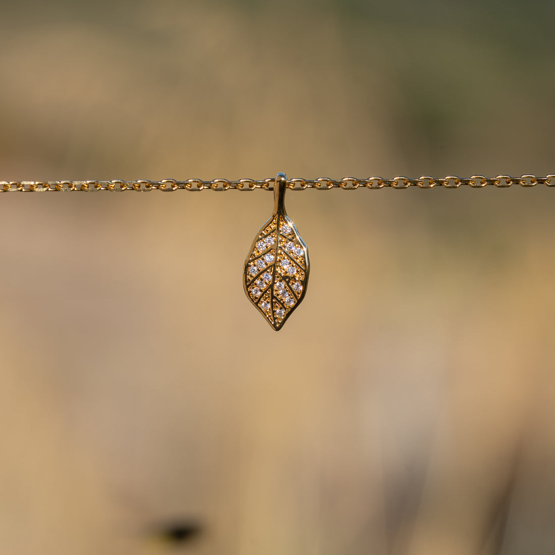Breloques feuilles en laiton plaqué or 18k et zirconium de 20 mm ( à l&