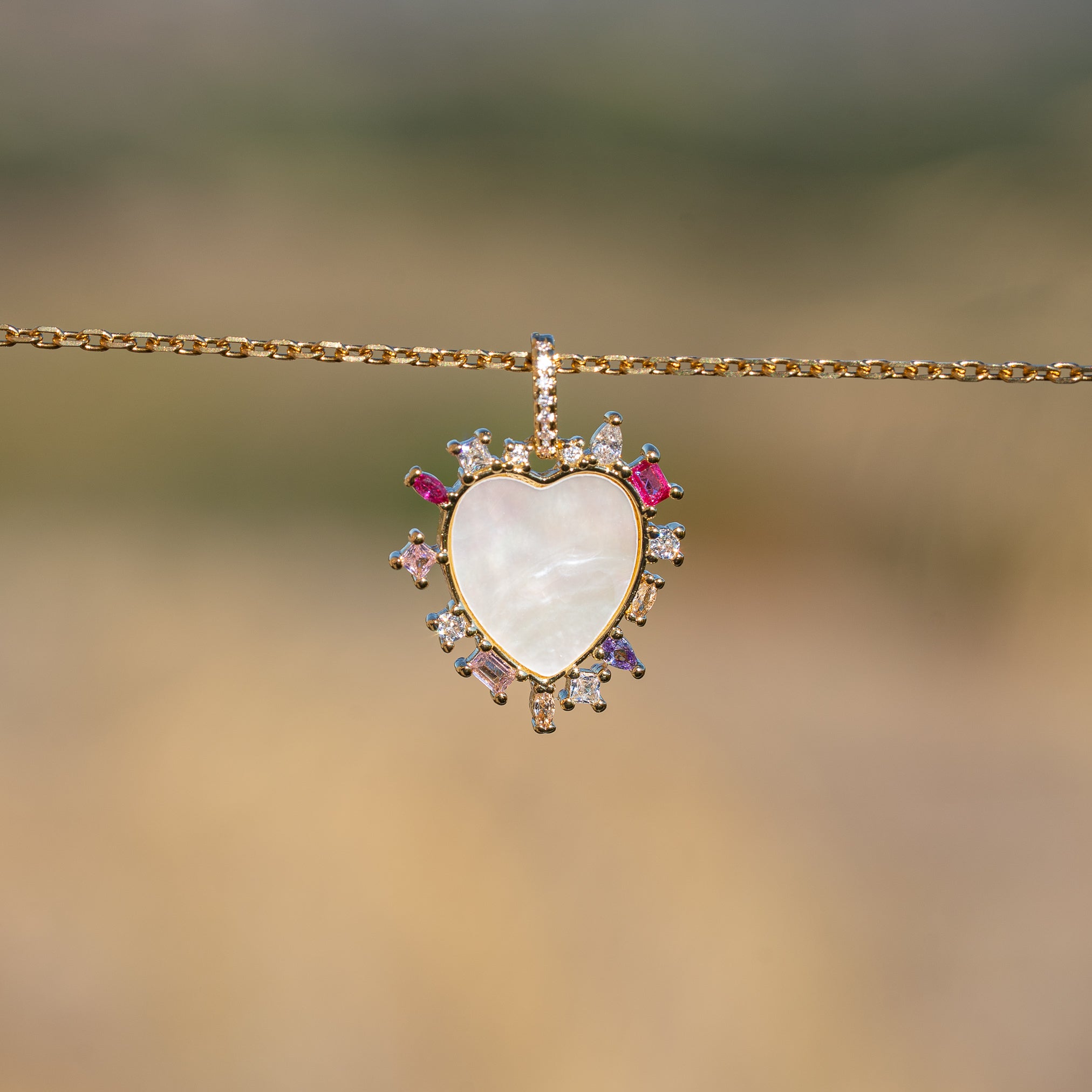 Breloques coeur en nacre, laiton plaqué or 18k et zirconium colorés de 22 mm ( à l&