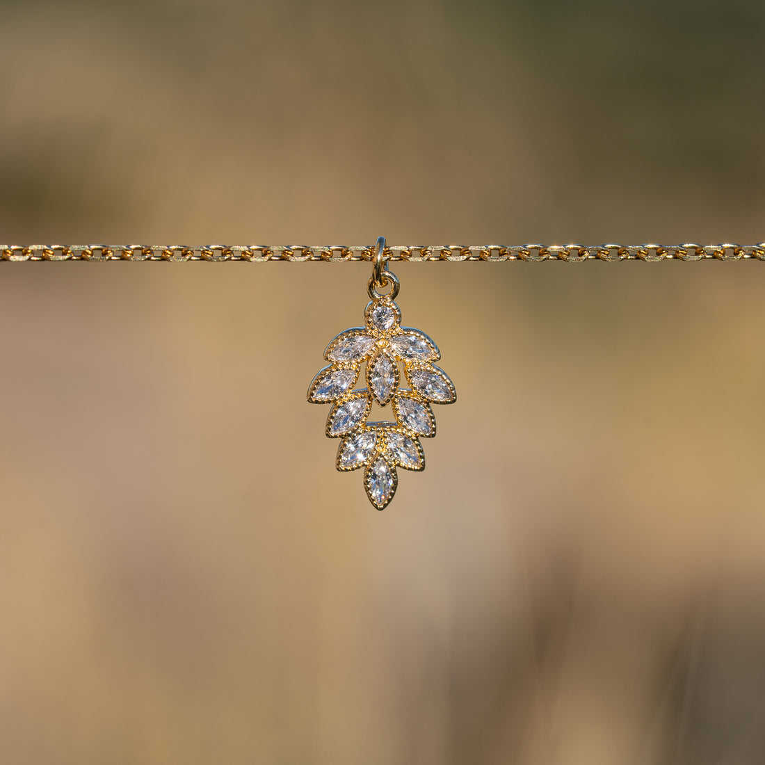 Breloques feuilles en laiton plaqué or 18k et zirconium transparent de 20 mm ( à l&