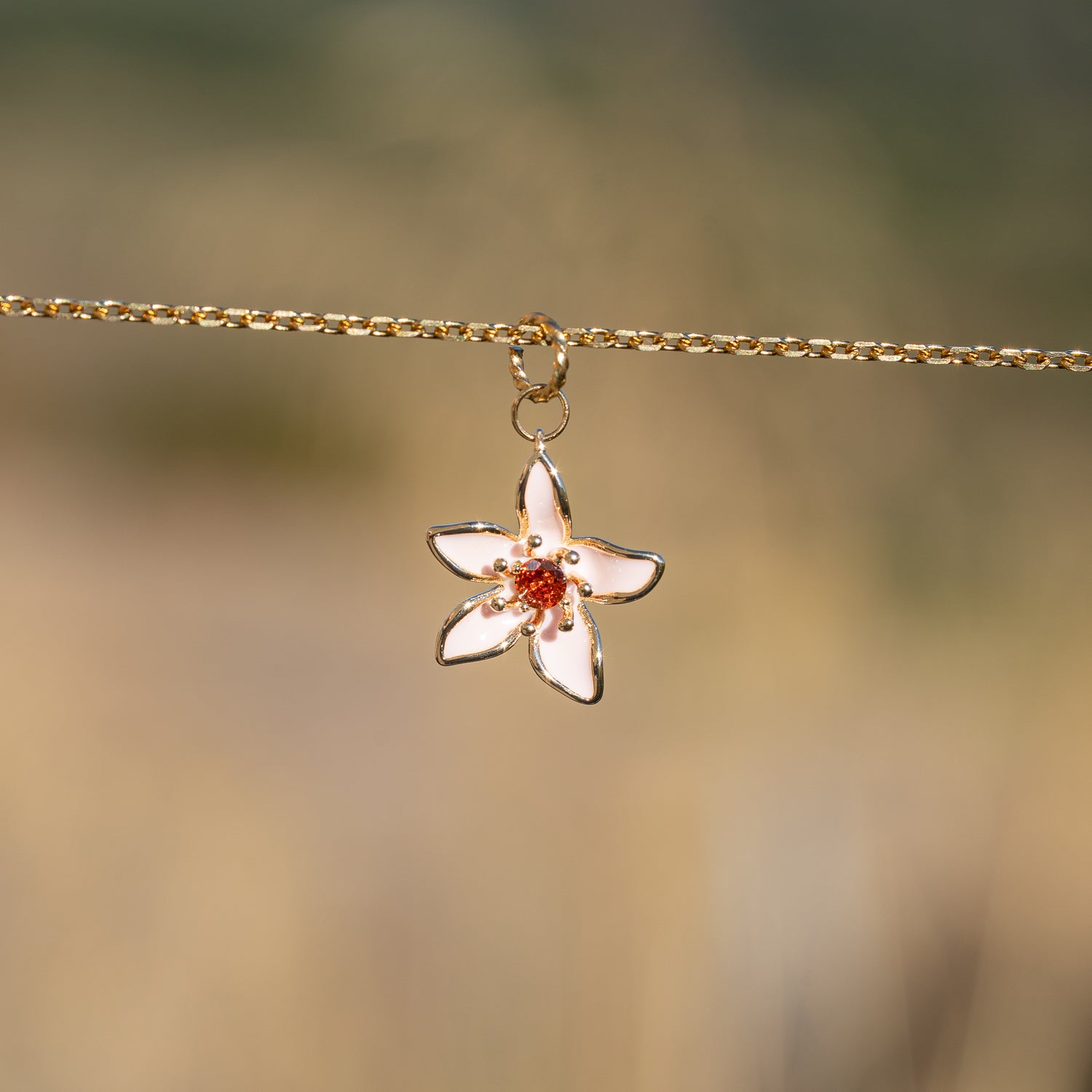 Breloques fleurs émaillées en laiton plaqué or 18K et zirconium rouge de 19 mm ( à l&