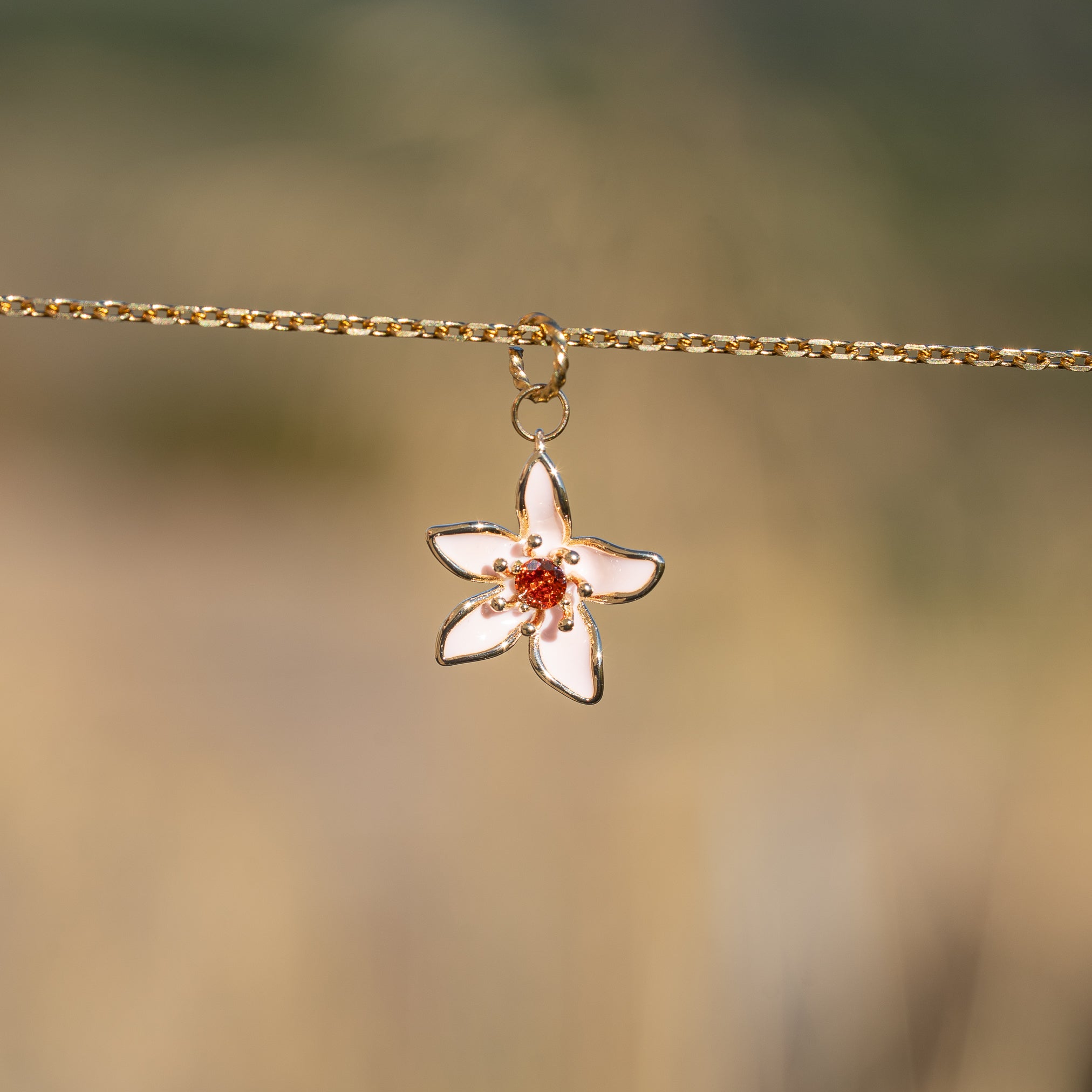 Breloques fleurs émaillées en laiton plaqué or 18K et zirconium rouge de 19 mm ( à l&