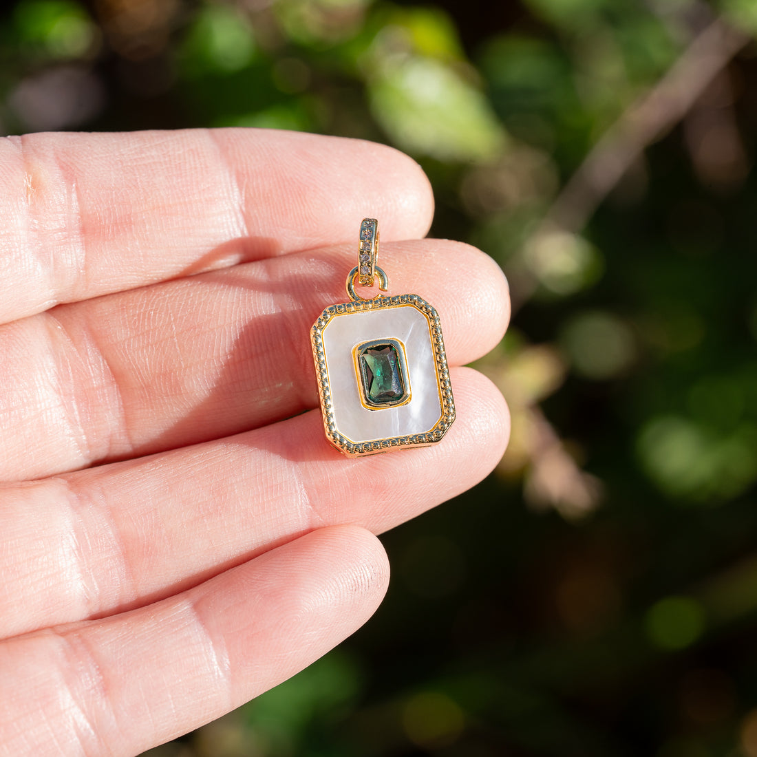 Breloques rectangle en nacre, laiton plaqué or 18k et zirconium vert de 16 mm ( à l&