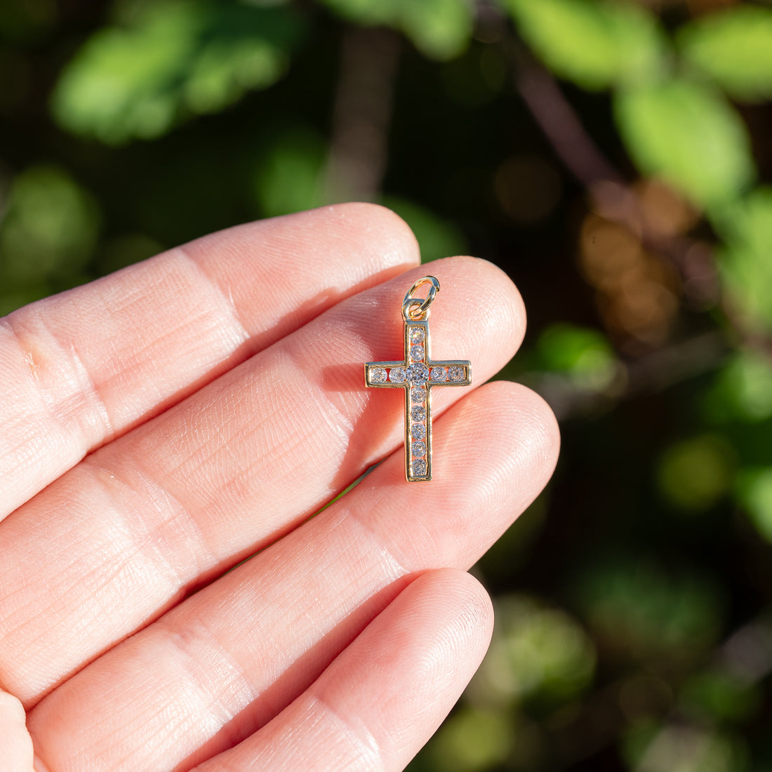 Breloques croix en laiton plaqué or 18k et et zirconium de 20 mm ( à l&