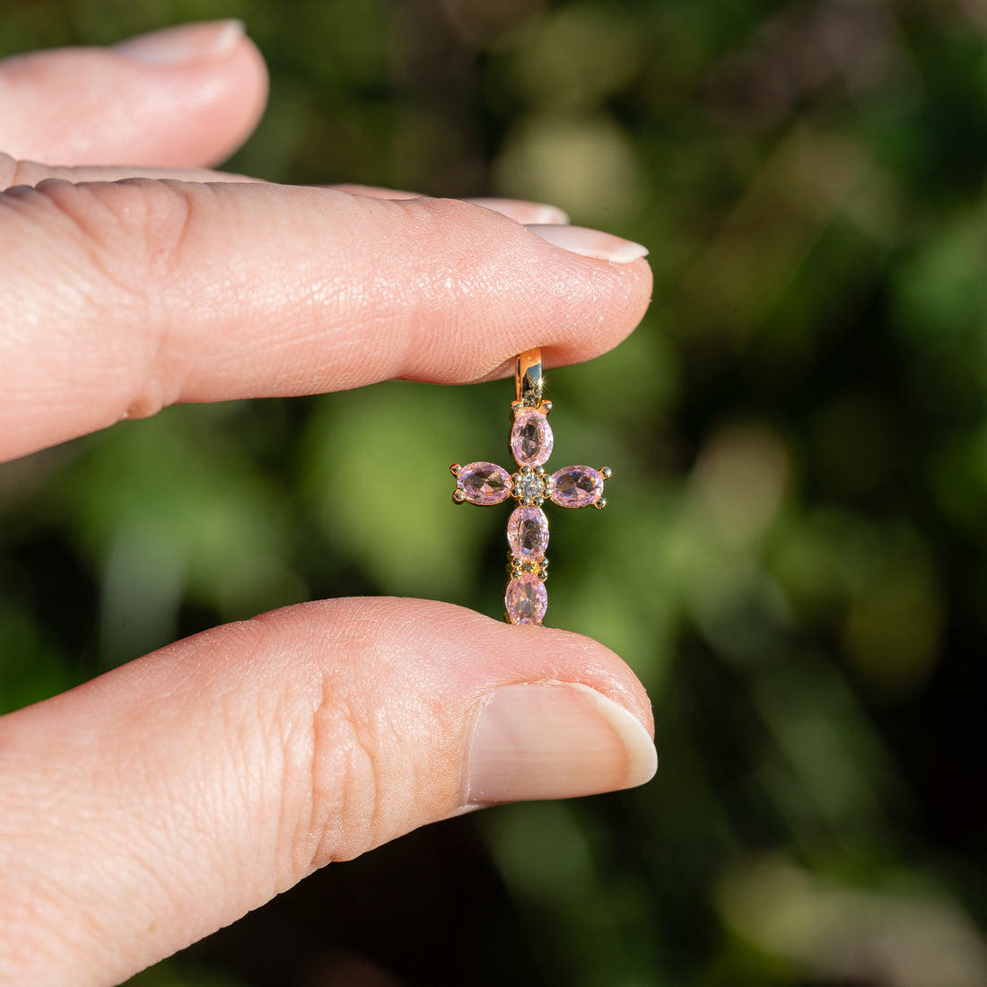 Breloques croix en laiton plaqué or 18k et et zirconium rose de 22,5 mm ( à l&