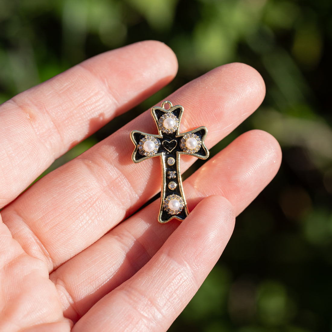 Breloques croix émaillées noires en laiton plaqué or 18k, perles et zirconium de 30 mm ( à l&