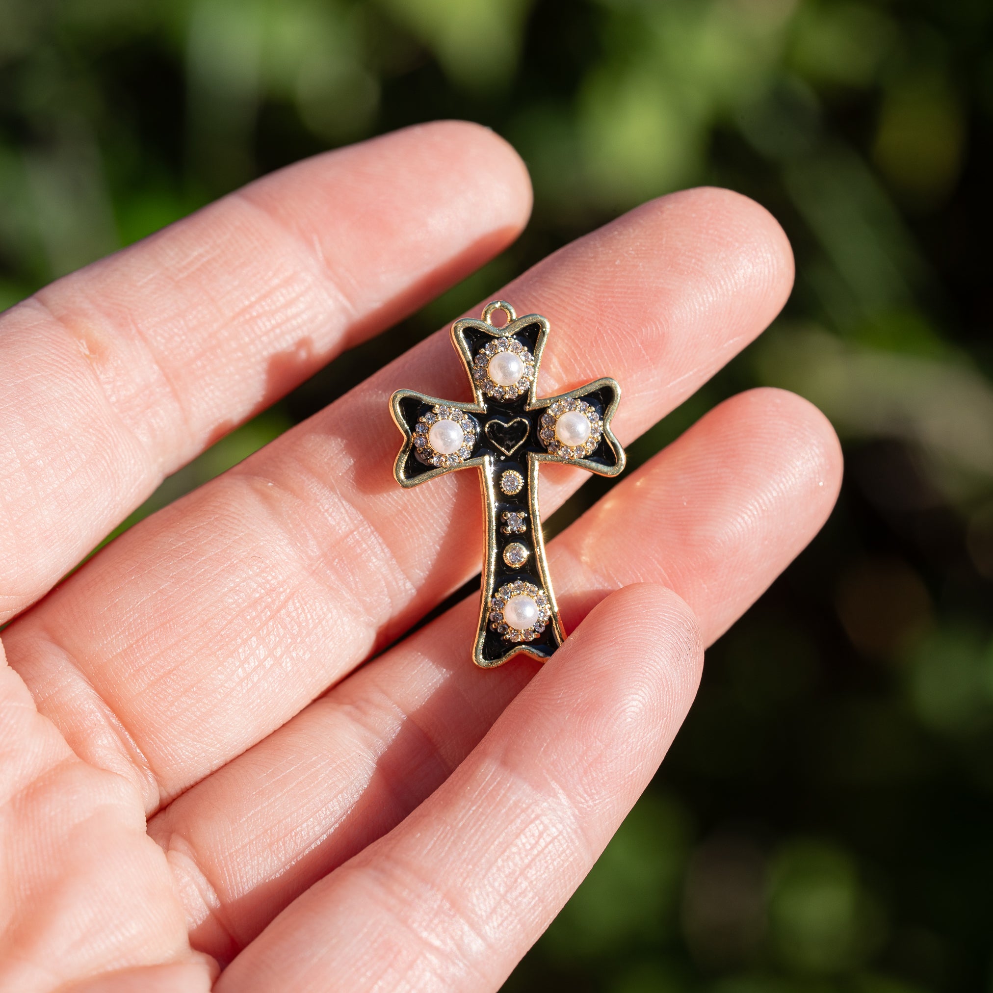 Breloques croix émaillées noires en laiton plaqué or 18k, perles et zirconium de 30 mm ( à l&