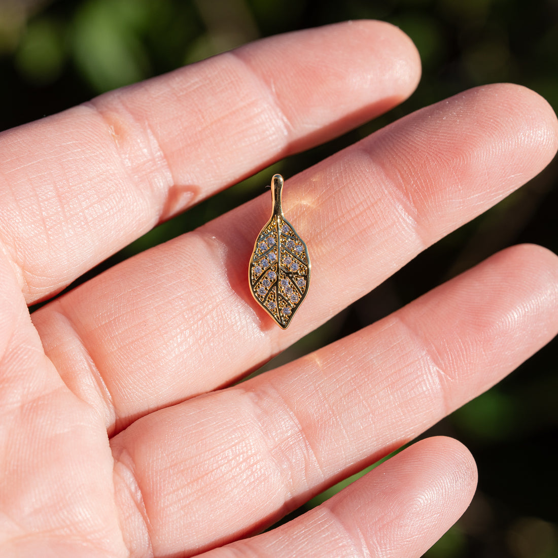 Breloques feuilles en laiton plaqué or 18k et zirconium de 20 mm ( à l&