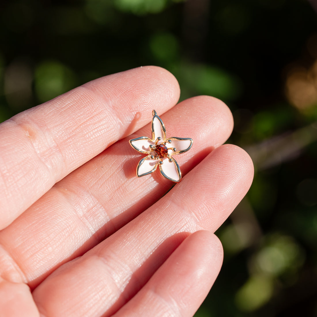 Breloques fleurs émaillées en laiton plaqué or 18K et zirconium rouge de 19 mm ( à l&