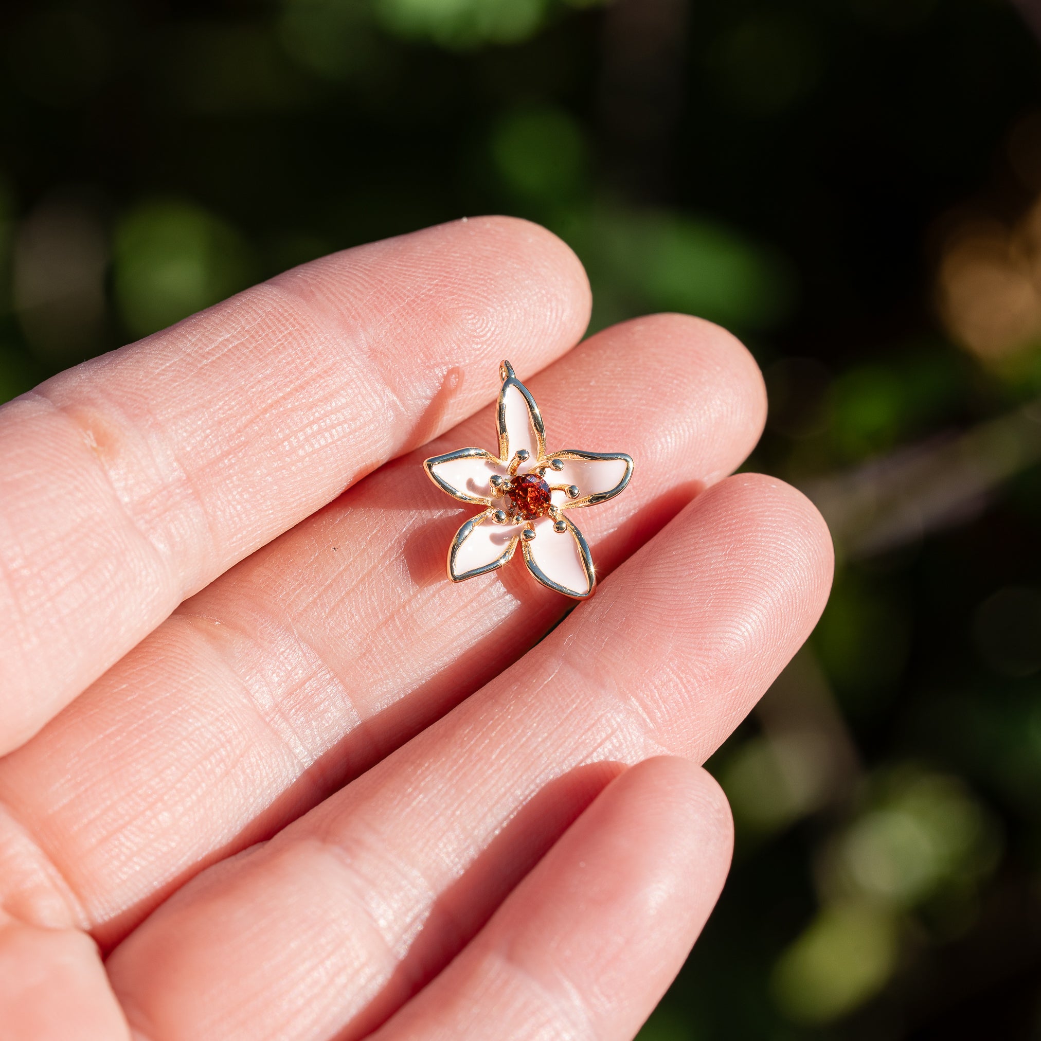Breloques fleurs émaillées en laiton plaqué or 18K et zirconium rouge de 19 mm ( à l&