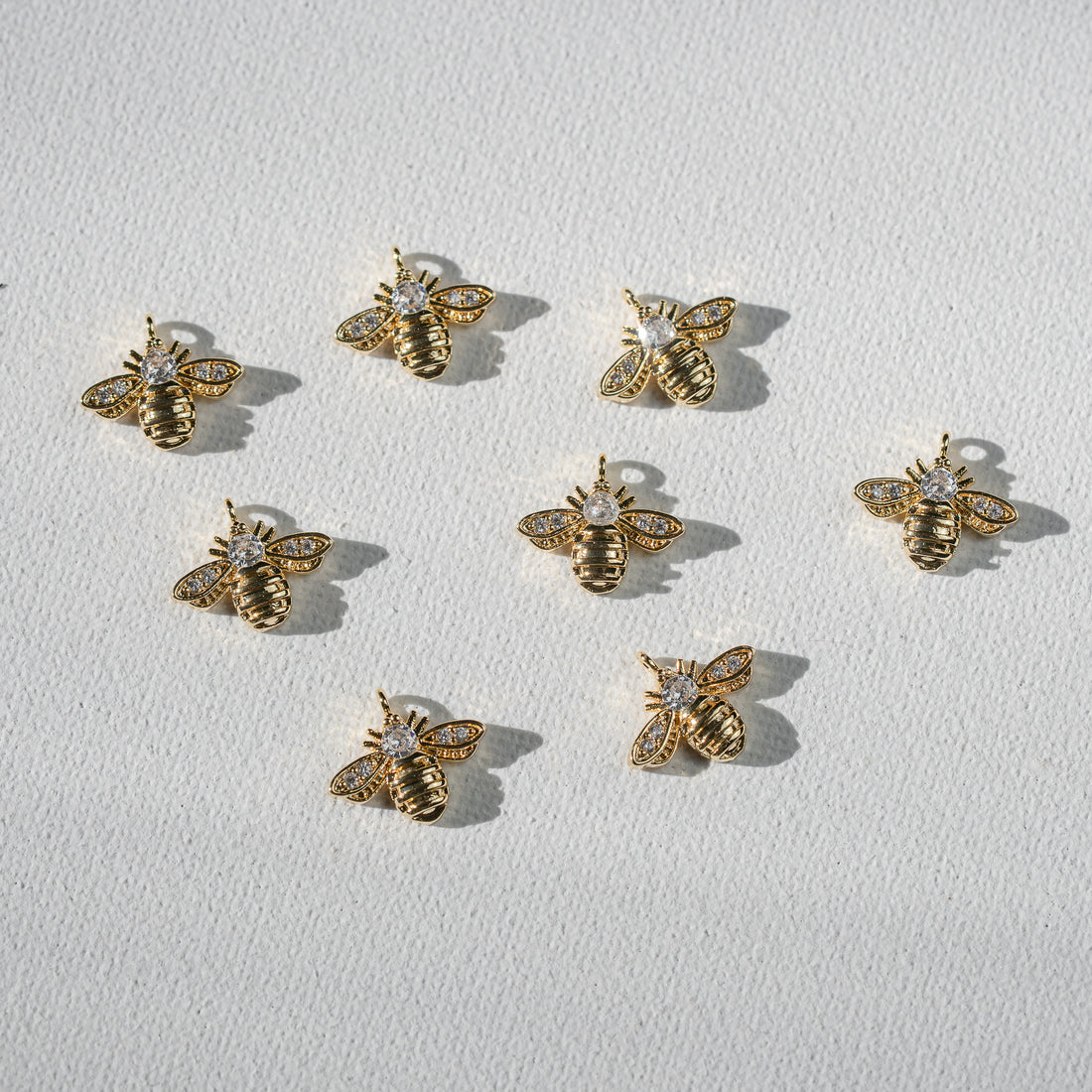 Petites breloques abeilles en laiton plaqué or 18k et zirconium de 12 mm ( à l&