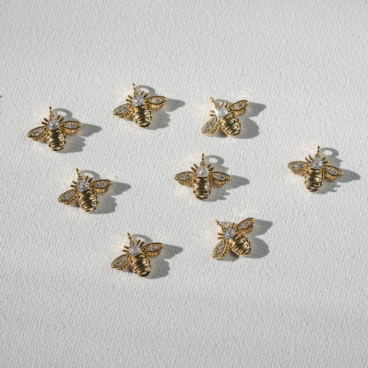 Petites breloques abeilles en laiton plaqué or 18k et zirconium de 12 mm ( à l&
