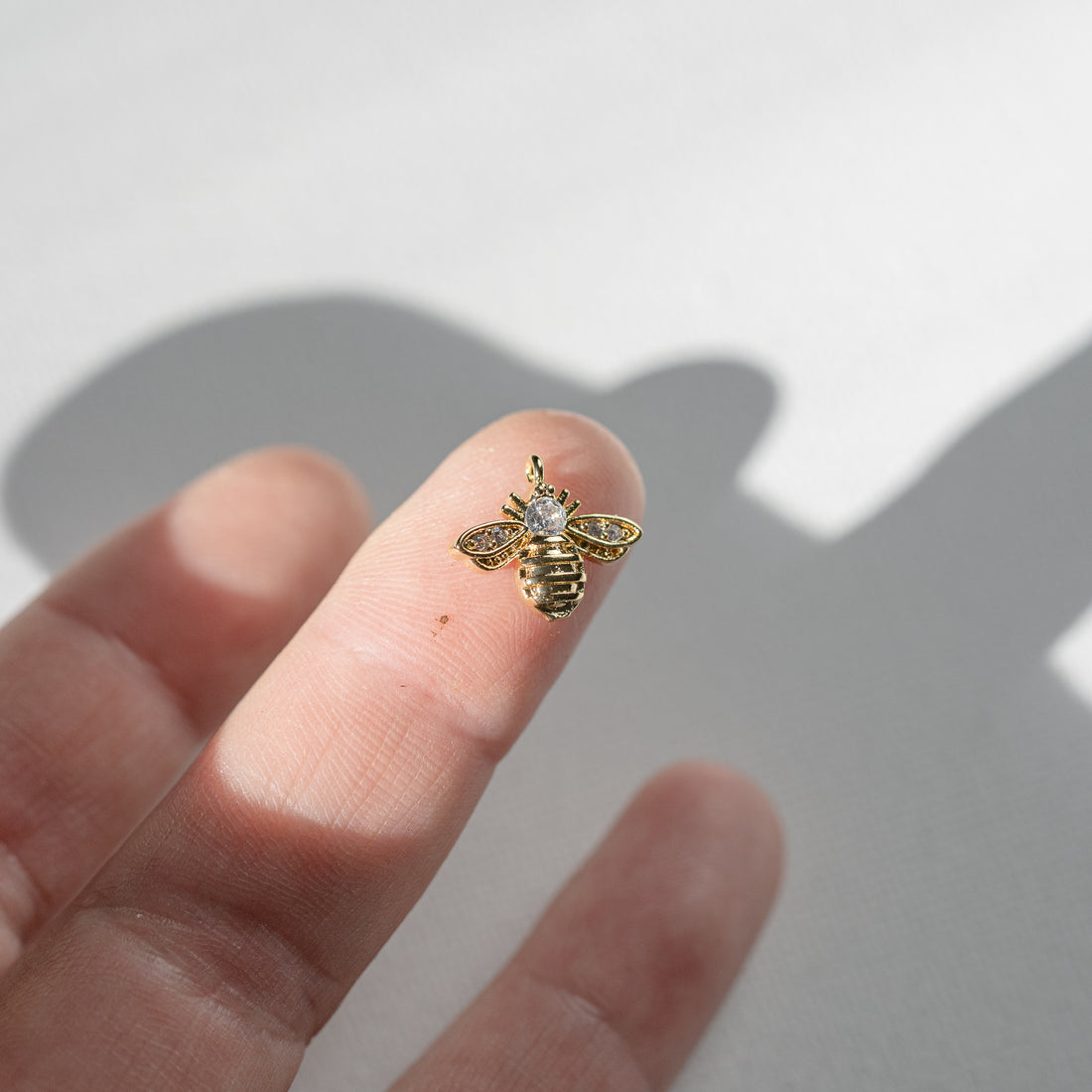 Petites breloques abeilles en laiton plaqué or 18k et zirconium de 12 mm ( à l&