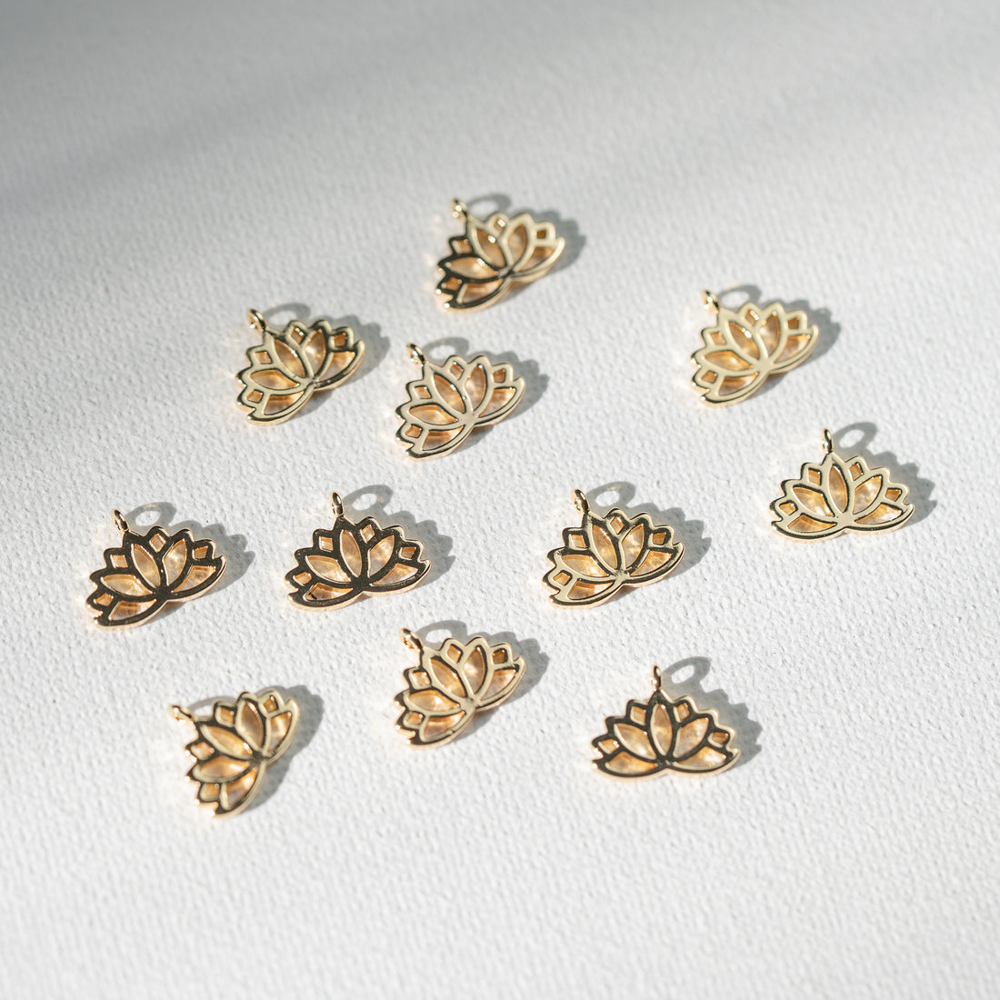 Petites breloques fleur de lotus en laiton plaqué or 18k de 10,5 mm ( à l&
