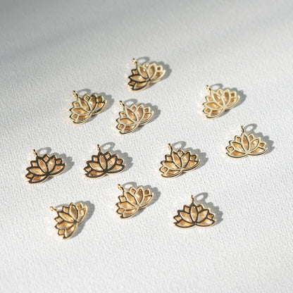 Petites breloques fleur de lotus en laiton plaqué or 18k de 10,5 mm ( à l&