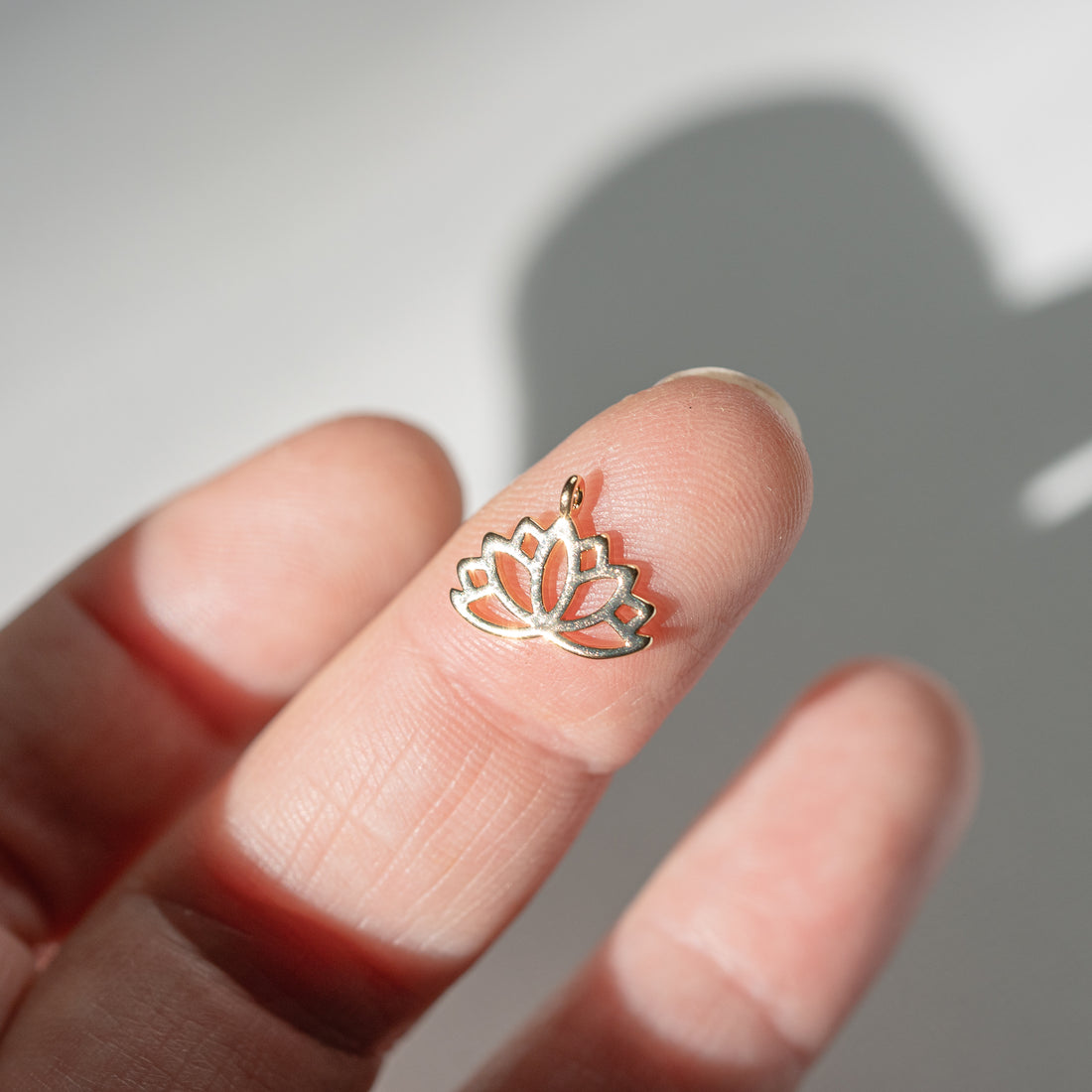 Petites breloques fleur de lotus en laiton plaqué or 18k de 10,5 mm ( à l&