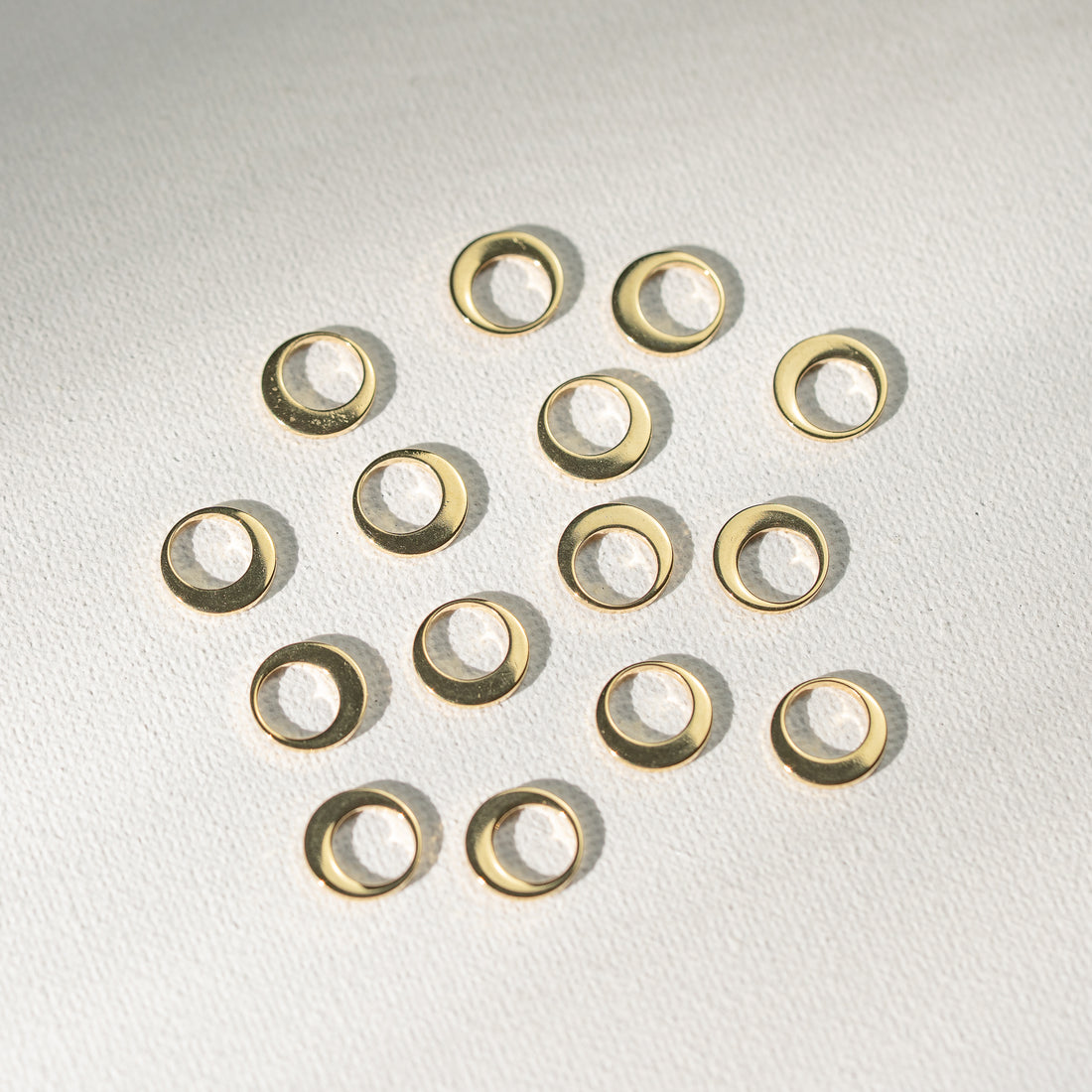 Petites breloques cercles pampilles en acier inoxydable doré de 10 mm ( lot de 2 )