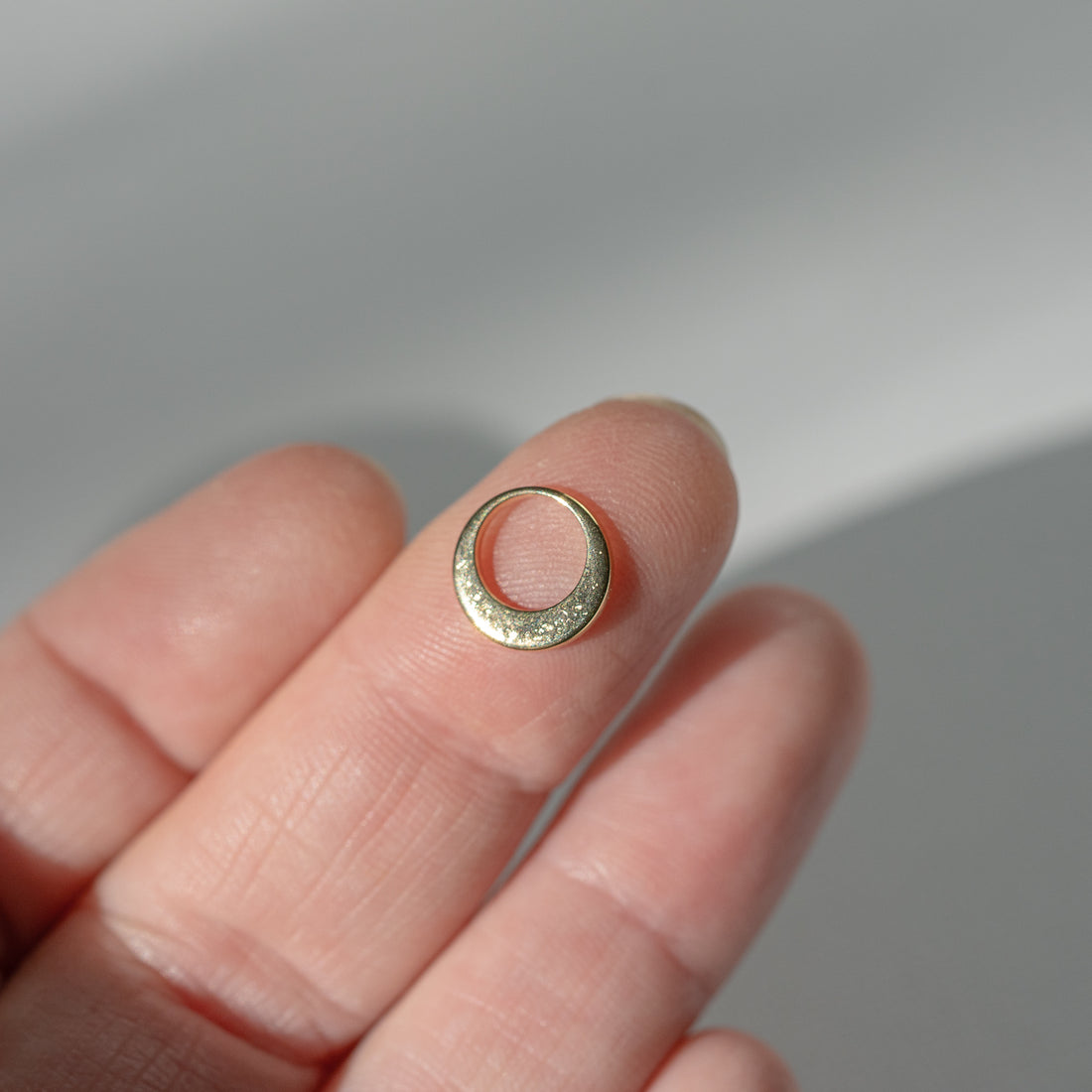 Petites breloques cercles pampilles en acier inoxydable doré de 10 mm ( lot de 2 )