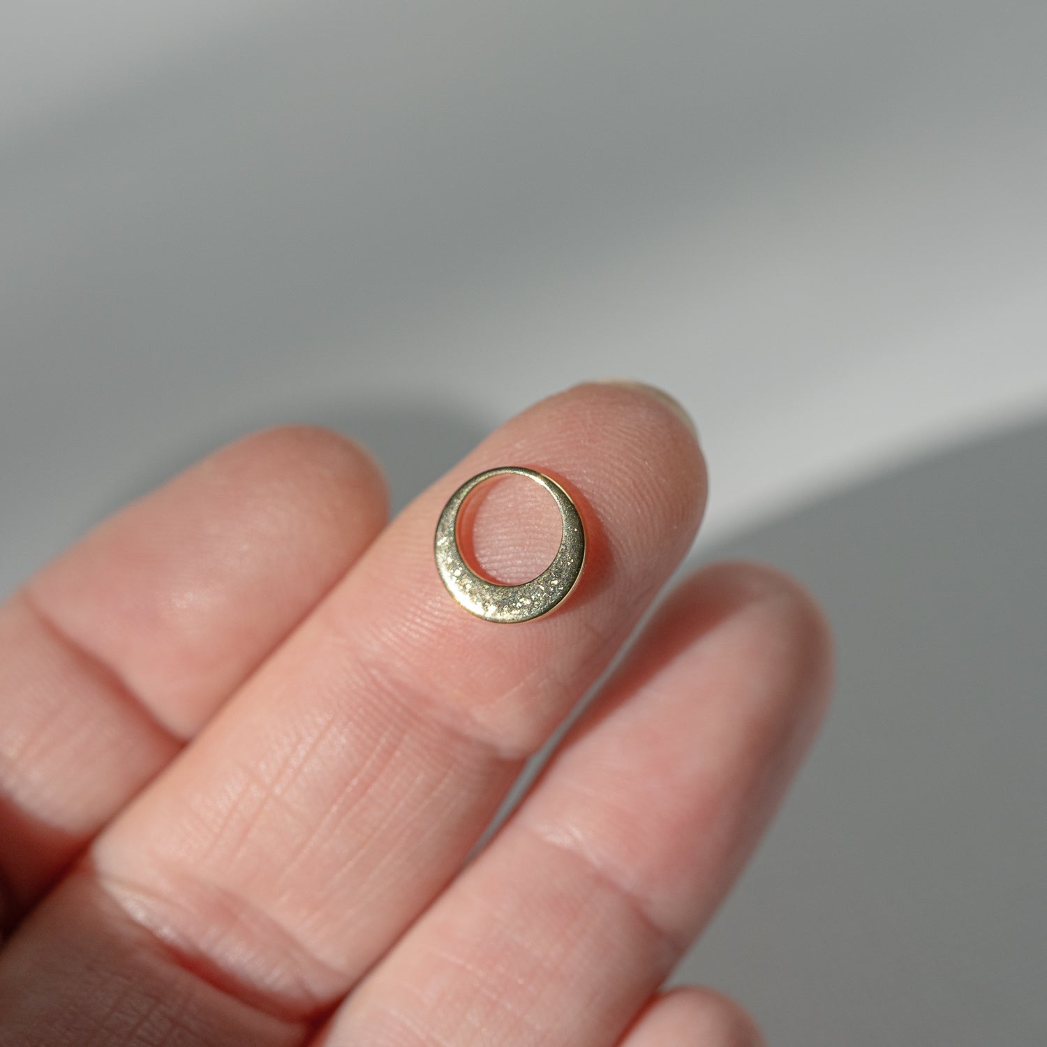 Petites breloques cercles pampilles en acier inoxydable doré de 10 mm ( lot de 2 )