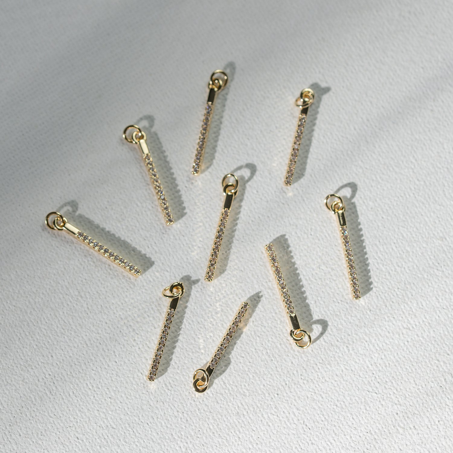 Breloques pampilles barres en laiton plaqué or 18k et zirconium de 21 mm ( à l&