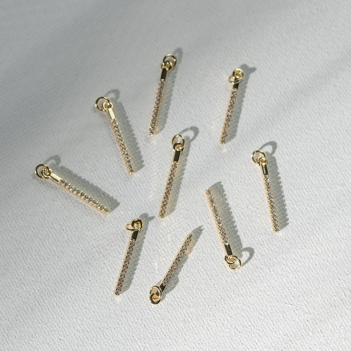 Breloques pampilles barres en laiton plaqué or 18k et zirconium de 21 mm ( à l&