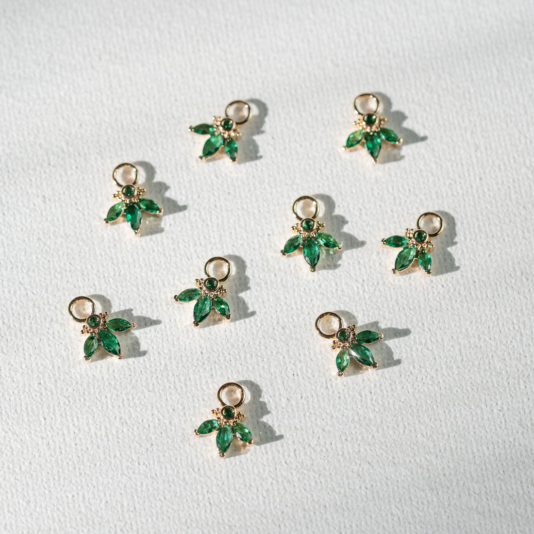 Petites breloques feuilles en laiton plaqué or 18k et zirconium vert de 12 mm ( à l&